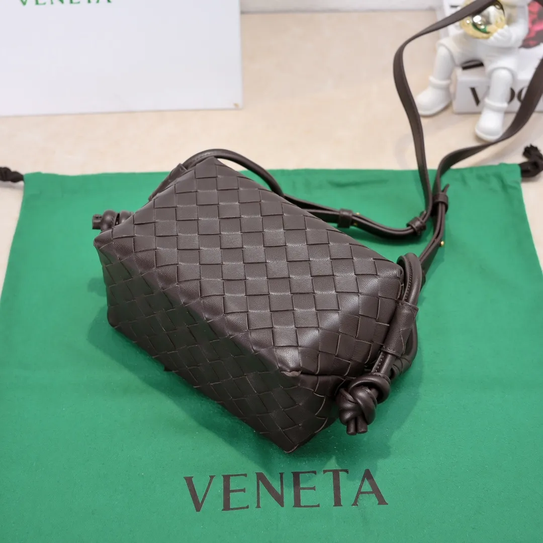Batch 1360 BOTTEGA VENETA 2024 new loop is here! ! Many girls who like BV have owned the Loop bag. It has a simple appearance, classic weaving, and a compact and lightweight bag shape. This innovation continues the "camera bag" shape. Unlike the traditional Loop bag, which can only be worn as a crossbody bag, this innovation It can be carried by hand or cross-body, satisfying both the concave shape and daily needs. The oversized buckle can be folded and used as a handle. The sultry heat in summer ☀️ usually reduces people's desires. Having a lightweight bag will greatly enhance the happiness of traveling🫧 Style number: 6615 Size: 19*12*9cm